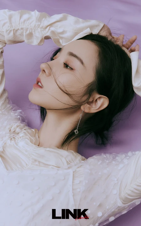 陈小纭轻松驾驭百变风格，时尚靓丽写真杂志图片