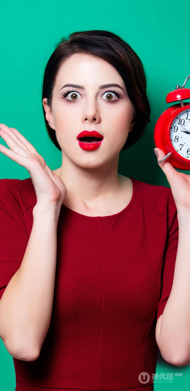 手拿小闹钟 身着红色连衣裙 红唇 大眼 精致美妆的外国女人手机壁纸图片
