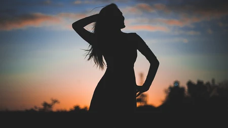 日落黄昏下，自由，放松的印度瑜伽女人侧影，背影高清壁纸图片