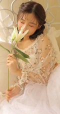甜美可爱微卷发型女生蕾丝衣，轻纱装穿着室内氛围气质写真照片