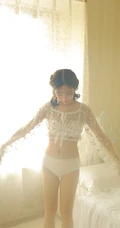 甜美可爱微卷发型女生蕾丝衣，轻纱装穿着室内氛围气质写真照片