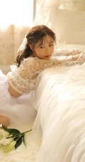 甜美可爱微卷发型女生蕾丝衣，轻纱装穿着室内氛围气质写真照片