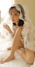 甜美可爱微卷发型女生蕾丝衣，轻纱装穿着室内氛围气质写真照片