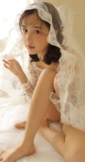甜美可爱微卷发型女生蕾丝衣，轻纱装穿着室内氛围气质写真照片