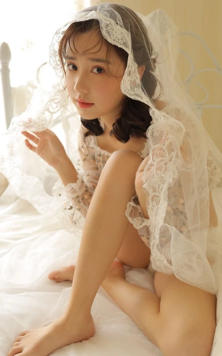 甜美可爱微卷发型女生蕾丝衣，轻纱装穿着室内氛围气质写真照片