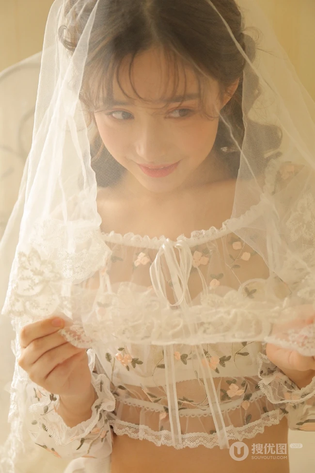 甜美可爱微卷发型女生蕾丝衣，轻纱装穿着室内氛围气质写真照片