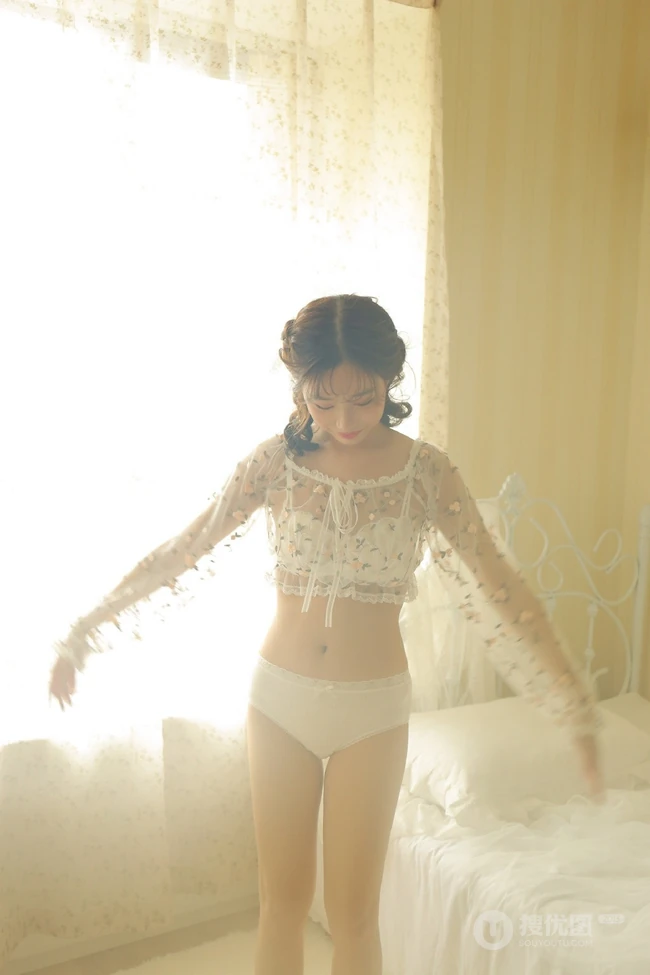 甜美可爱微卷发型女生蕾丝衣，轻纱装穿着室内氛围气质写真照片