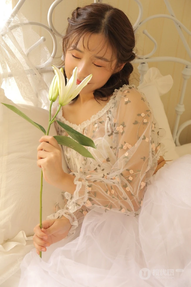 甜美可爱微卷发型女生蕾丝衣，轻纱装穿着室内氛围气质写真照片