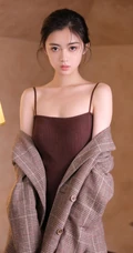 精选高颜值漂亮少女少女肩带连体衣穿着显白皙肌肤线条感室内写真图片集