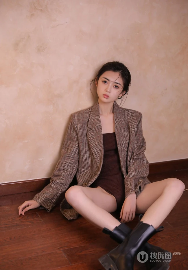 精选高颜值漂亮少女少女肩带连体衣穿着显白皙肌肤线条感室内写真图片集