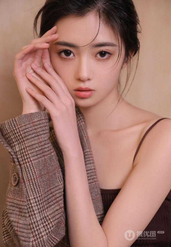精选高颜值漂亮少女少女肩带连体衣穿着显白皙肌肤线条感室内写真图片集