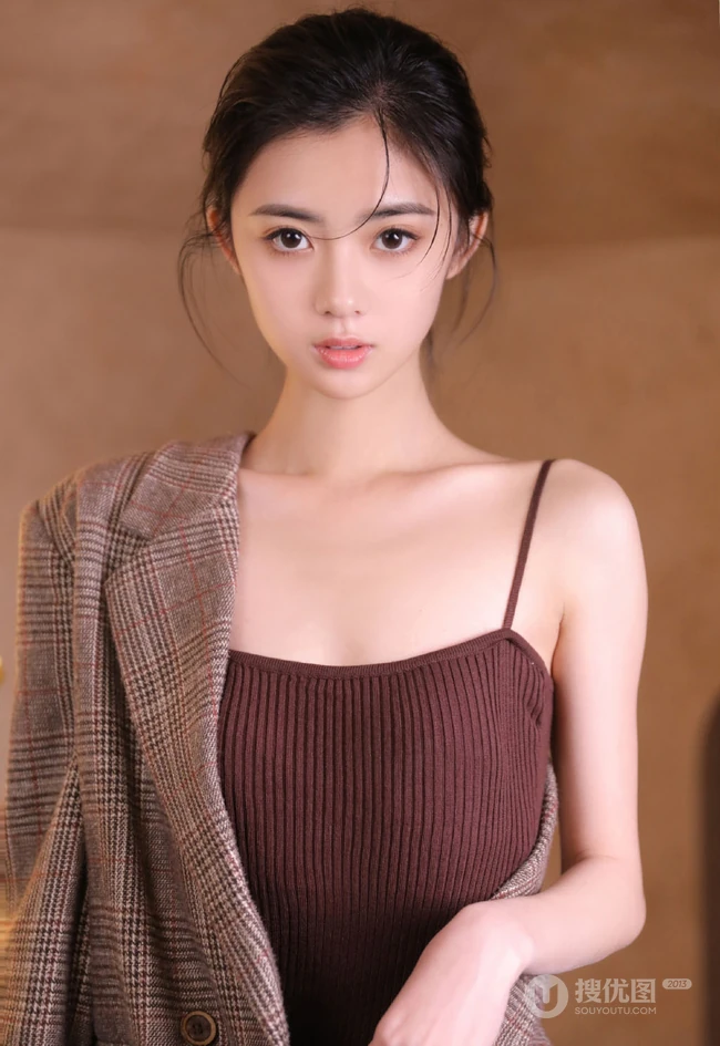 精选高颜值漂亮少女少女肩带连体衣穿着显白皙肌肤线条感室内写真图片集