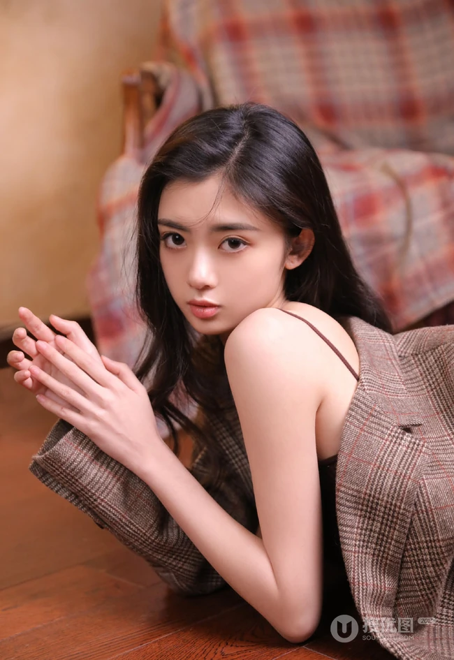 精选高颜值漂亮少女少女肩带连体衣穿着显白皙肌肤线条感室内写真图片集
