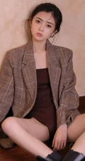 精选高颜值漂亮少女少女肩带连体衣穿着显白皙肌肤线条感室内写真图片集