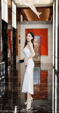身形匀称气质女生嫩模月音瞳肩带白裙礼服气质柔美气质写真图片集