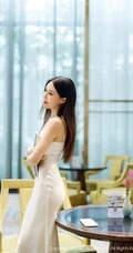 身形匀称气质女生嫩模月音瞳肩带白裙礼服气质柔美气质写真图片集