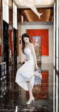 身形匀称气质女生嫩模月音瞳肩带白裙礼服气质柔美气质写真图片集