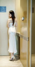 身形匀称气质女生嫩模月音瞳肩带白裙礼服气质柔美气质写真图片集