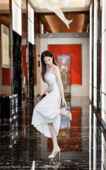 身形匀称气质女生嫩模月音瞳肩带白裙礼服气质柔美气质写真图片集