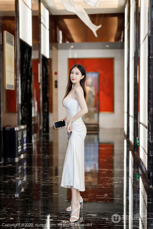 身形匀称气质女生嫩模月音瞳肩带白裙礼服气质柔美气质写真图片集