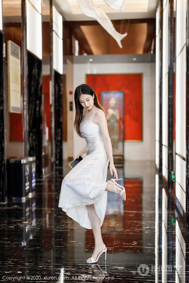 身形匀称气质女生嫩模月音瞳肩带白裙礼服气质柔美气质写真图片集