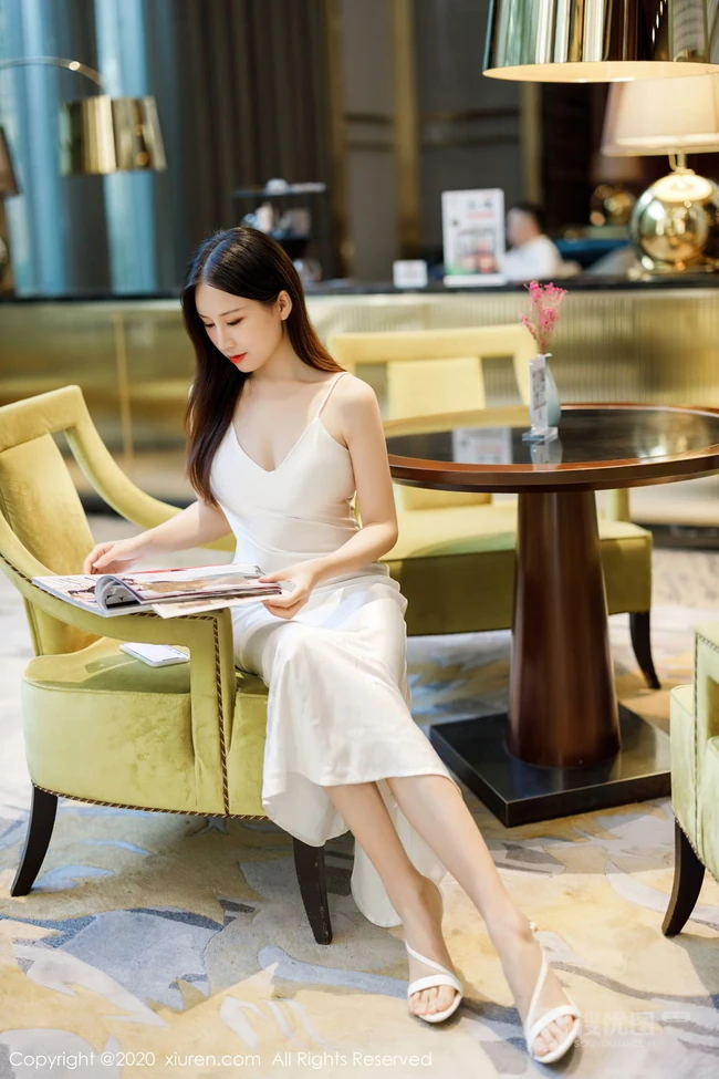 身形匀称气质女生嫩模月音瞳肩带白裙礼服气质柔美气质写真图片集