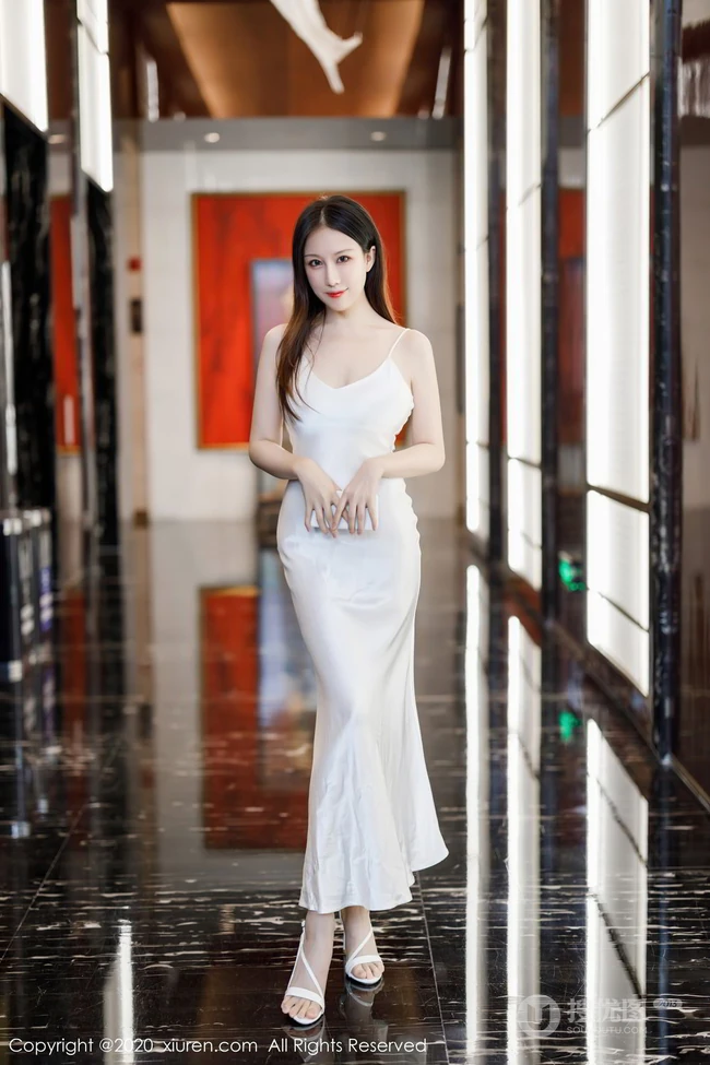 身形匀称气质女生嫩模月音瞳肩带白裙礼服气质柔美气质写真图片集