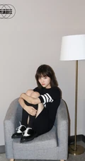 少女任敏个性黑色运动连衣裙《演员请就位》宣传写真照片