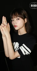 少女任敏个性黑色运动连衣裙《演员请就位》宣传写真照片