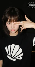 少女任敏个性黑色运动连衣裙《演员请就位》宣传写真照片