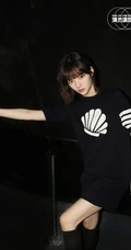 少女任敏个性黑色运动连衣裙《演员请就位》宣传写真照片