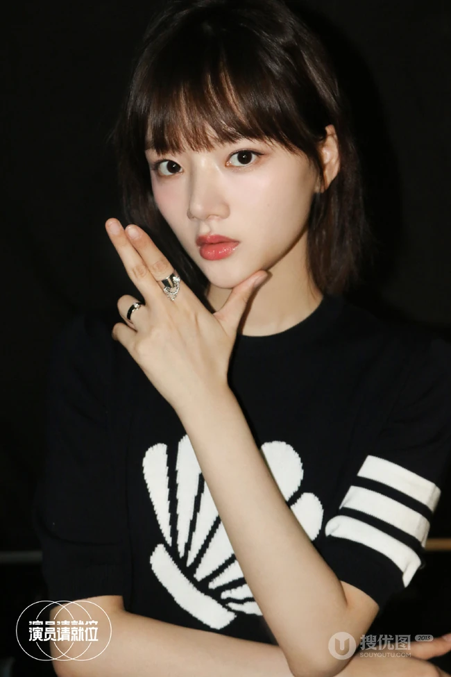 少女任敏个性黑色运动连衣裙《演员请就位》宣传写真照片
