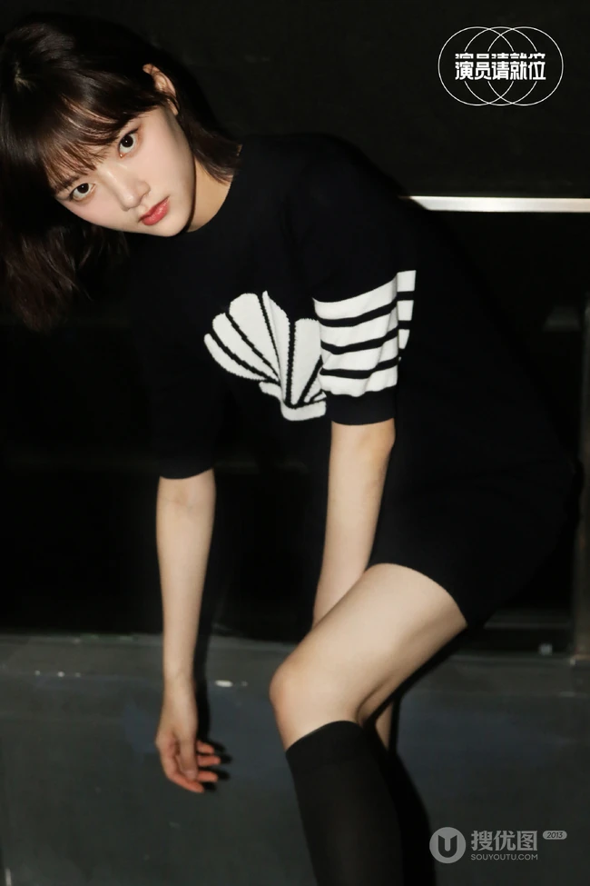 少女任敏个性黑色运动连衣裙《演员请就位》宣传写真照片