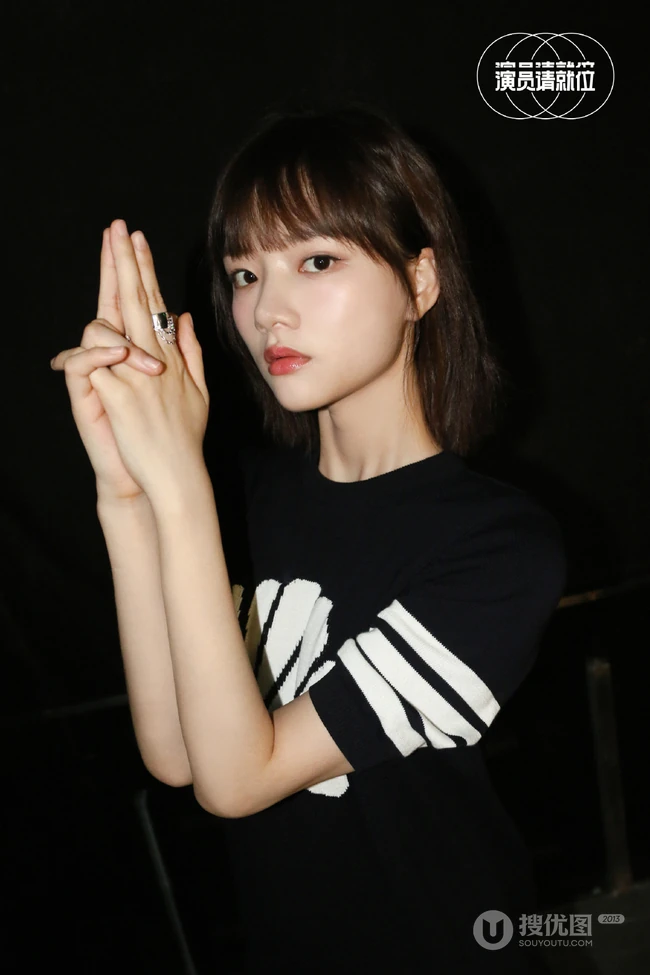 少女任敏个性黑色运动连衣裙《演员请就位》宣传写真照片