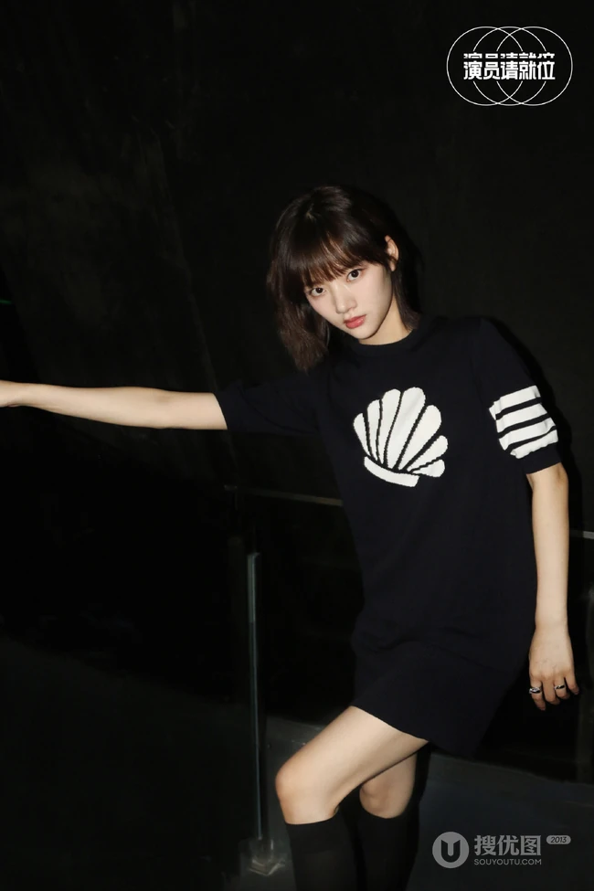 少女任敏个性黑色运动连衣裙《演员请就位》宣传写真照片