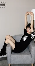 少女任敏个性黑色运动连衣裙《演员请就位》宣传写真照片