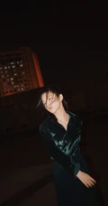 杨子姗工作室晒绿衣黑裙穿着慵懒午夜写真照图片