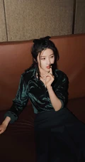 杨子姗工作室晒绿衣黑裙穿着慵懒午夜写真照图片