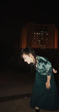杨子姗工作室晒绿衣黑裙穿着慵懒午夜写真照图片
