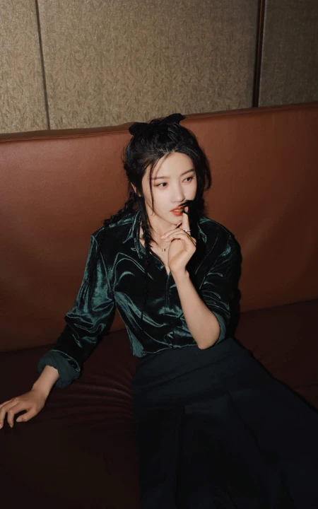杨子姗工作室晒绿衣黑裙穿着慵懒午夜写真照图片
