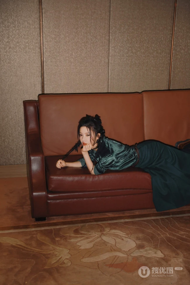杨子姗工作室晒绿衣黑裙穿着慵懒午夜写真照图片