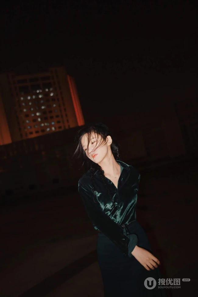 杨子姗工作室晒绿衣黑裙穿着慵懒午夜写真照图片