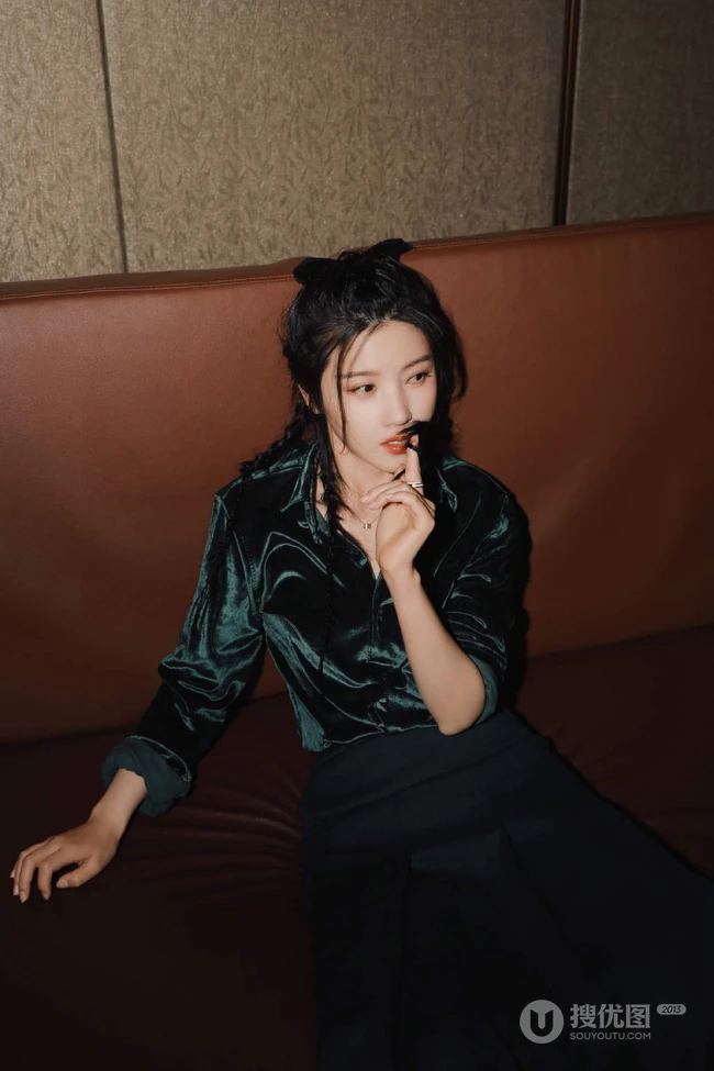 杨子姗工作室晒绿衣黑裙穿着慵懒午夜写真照图片