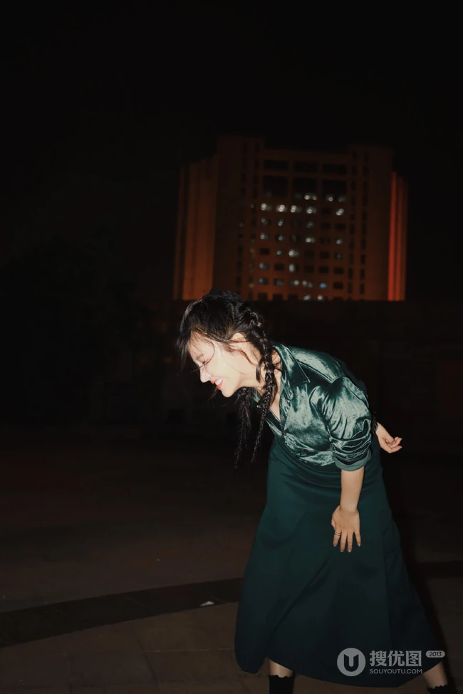 杨子姗工作室晒绿衣黑裙穿着慵懒午夜写真照图片