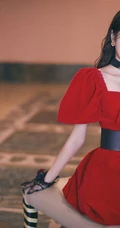 陈昕葳红色公主裙蕾丝手套高筒靴甜美优雅写真图片