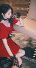 陈昕葳红色公主裙蕾丝手套高筒靴甜美优雅写真图片