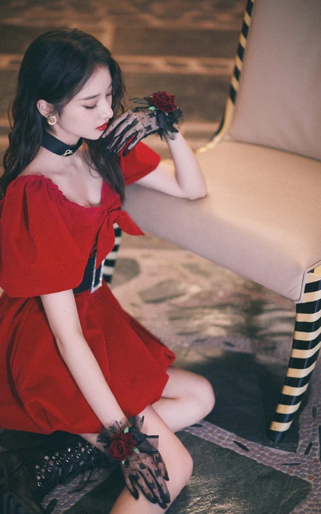 陈昕葳红色公主裙蕾丝手套高筒靴甜美优雅写真图片