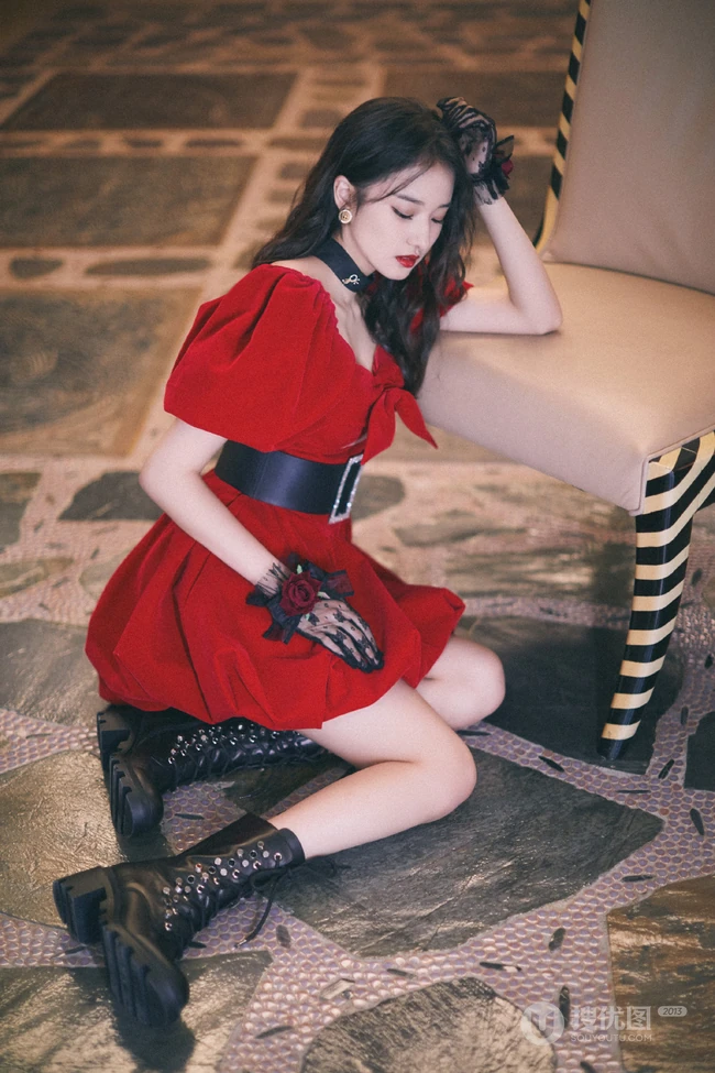 陈昕葳红色公主裙蕾丝手套高筒靴甜美优雅写真图片