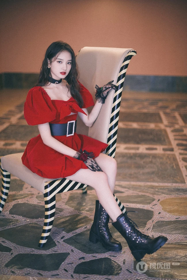 陈昕葳红色公主裙蕾丝手套高筒靴甜美优雅写真图片