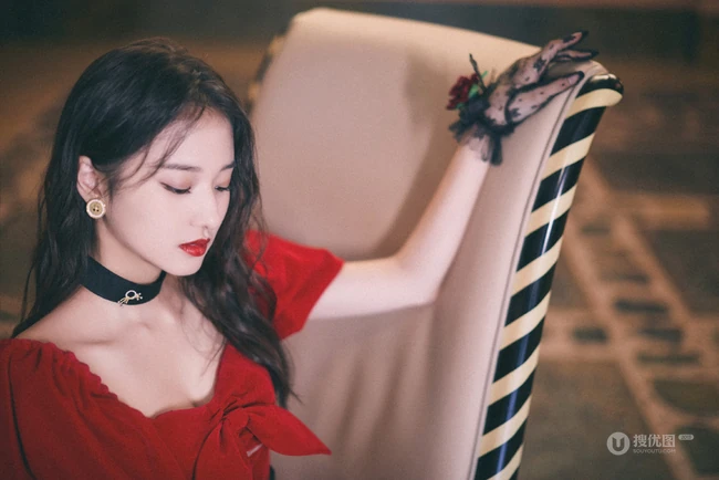 陈昕葳红色公主裙蕾丝手套高筒靴甜美优雅写真图片